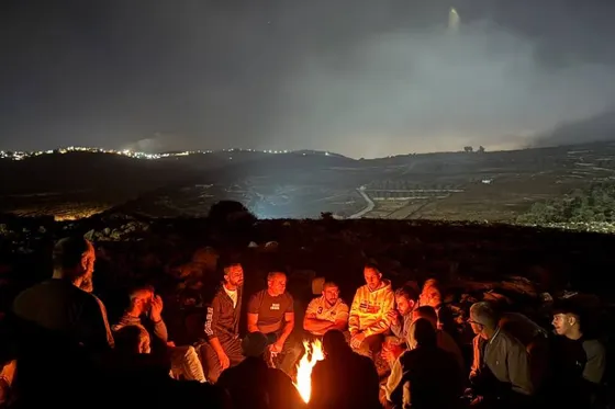 La garde de nuit : des Palestiniens protègent leurs maisons des pogroms de colons