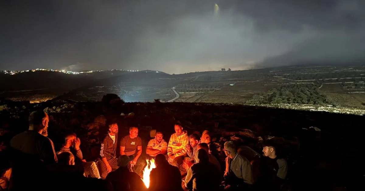 La garde de nuit : des Palestiniens protègent leurs maisons des pogroms de colons