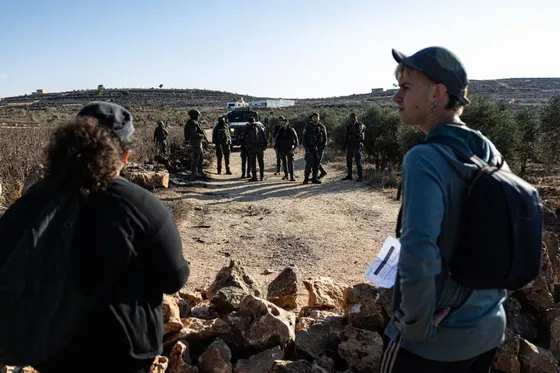 La police israélienne arrête 10 suspects après des attaques de colons contre un journaliste et des diplomates