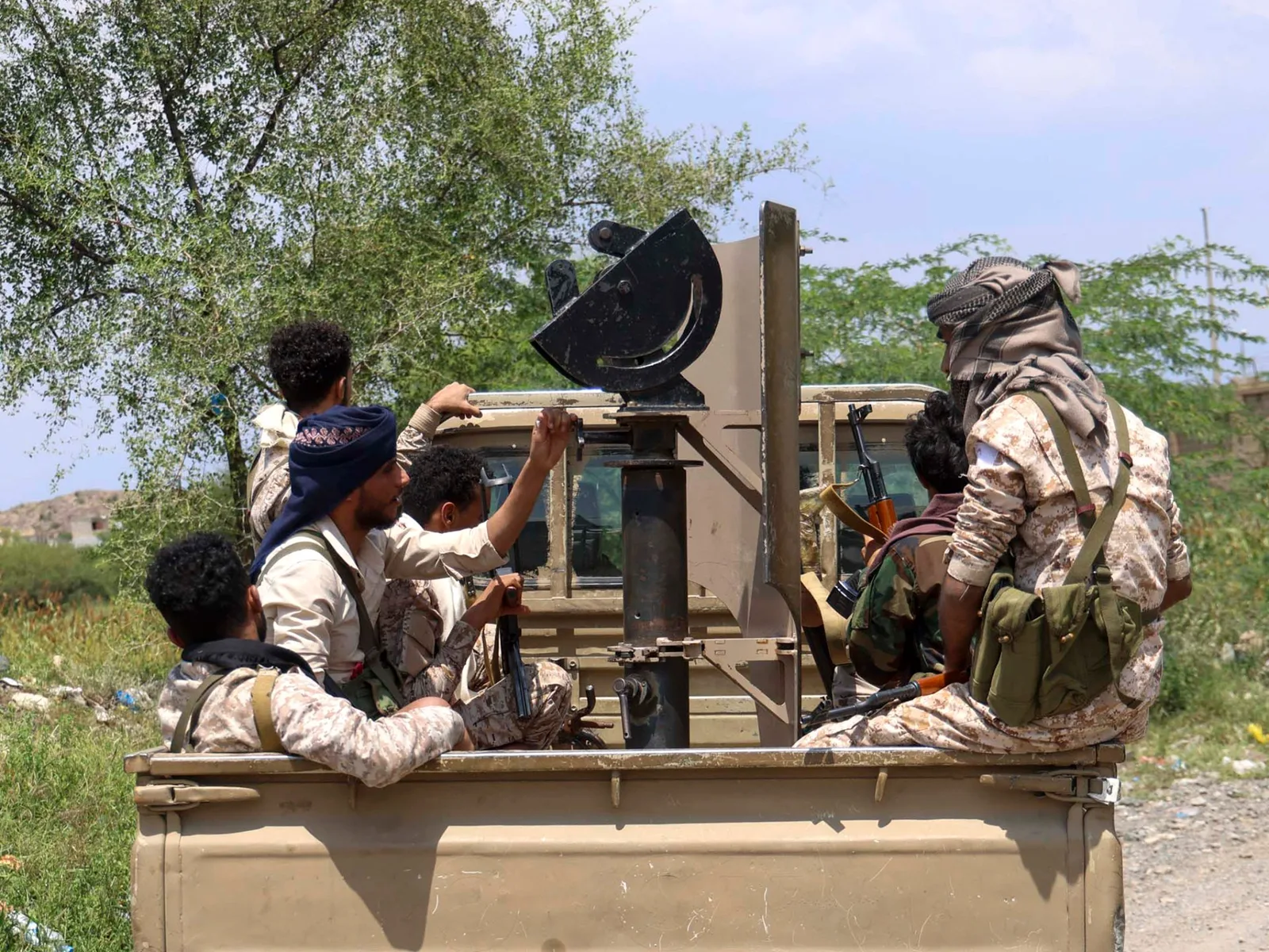 Le dirigeant du Yémen annonce une opération militaire pour reprendre le territoire contrôlé par les Houthis