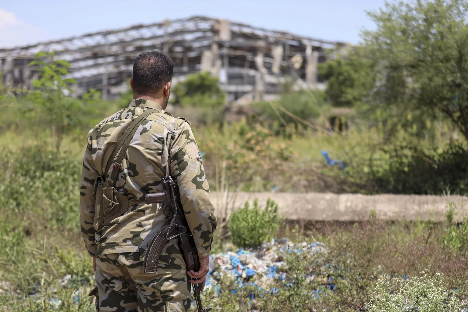 Le président yéménite annonce une offensive pour reprendre le pays aux Houthis