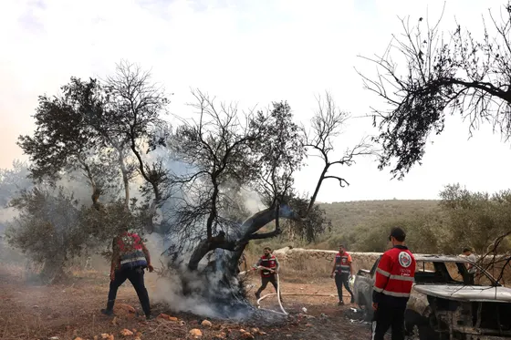 Les colons israéliens poursuivent le pogrom pendant la récolte des olives en Cisjordanie occupée