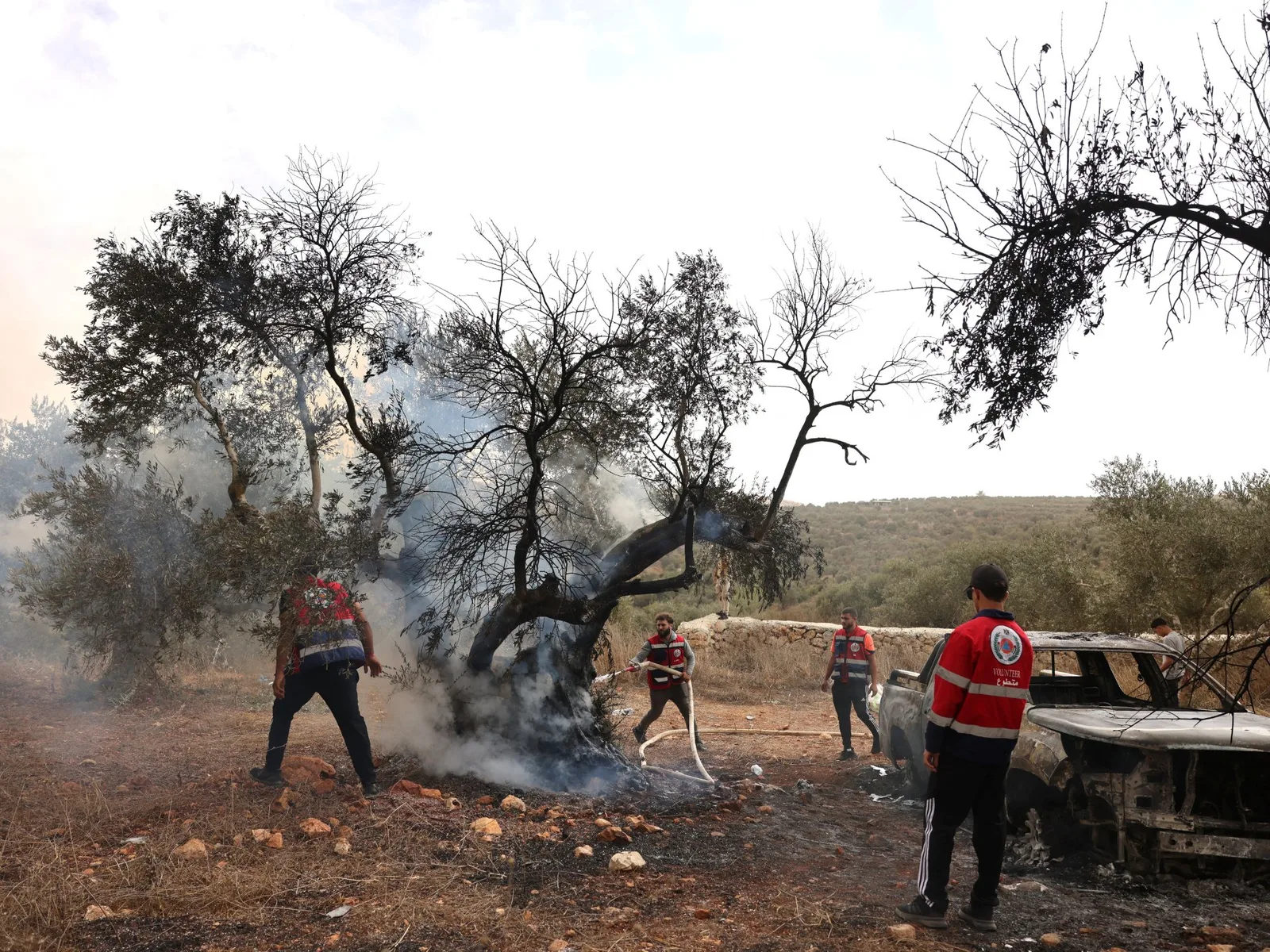 Les colons israéliens poursuivent le pogrom pendant la récolte des olives en Cisjordanie occupée
