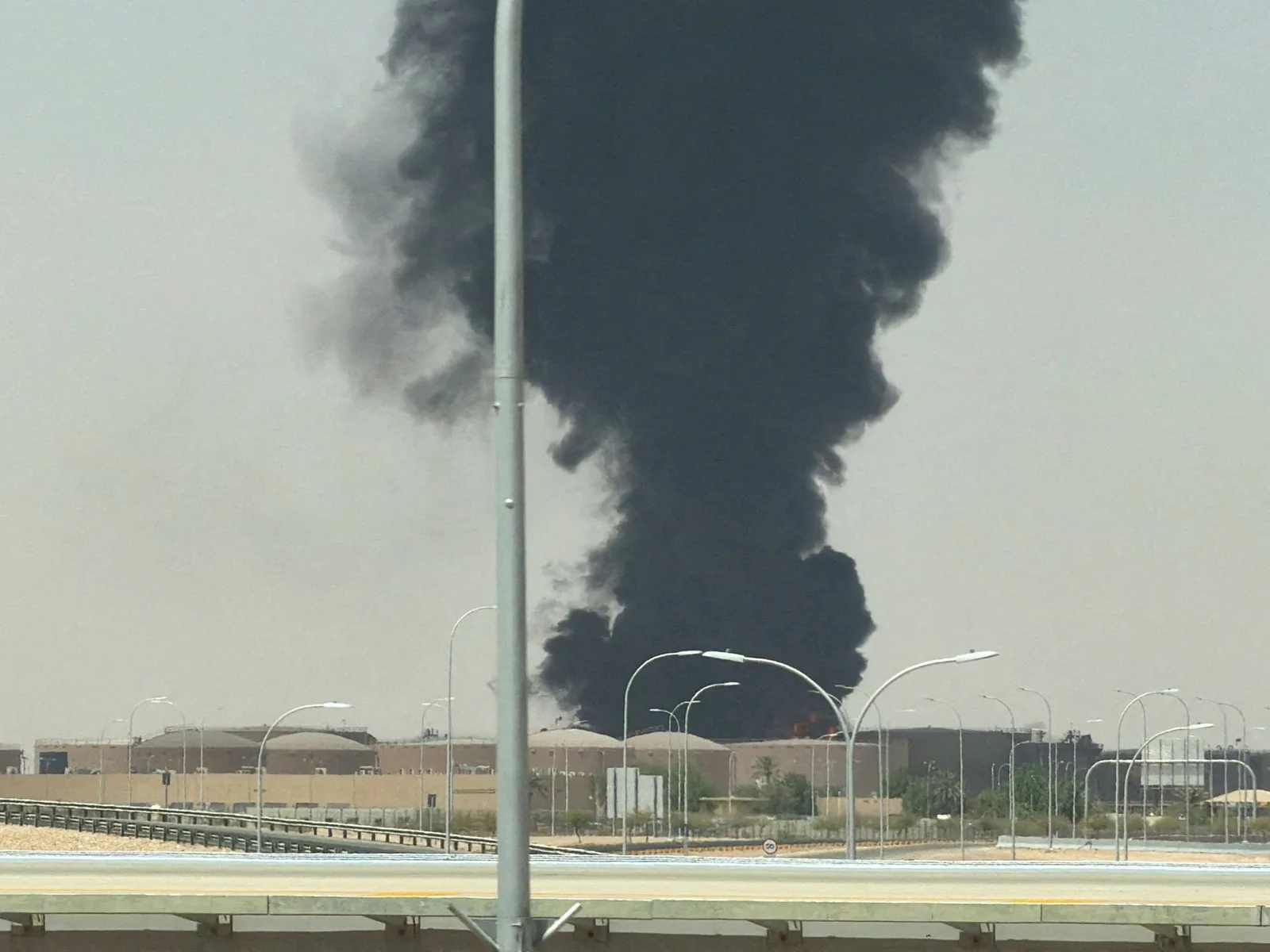 Les combats au Yémen s’étendent alors que les Houthis attaquent un aéroport saoudien : ce qu’il faut savoir