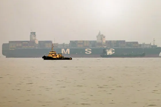 Les États-Unis et l'Iran revendiquent tous deux le contrôle du détroit d'Ormuz au milieu d'attaques contre des navires