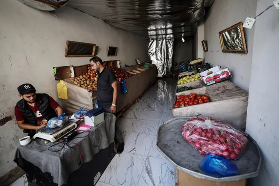 Les familles de Gaza craignent des pénuries alimentaires alors qu'Israël suspend les expéditions commerciales