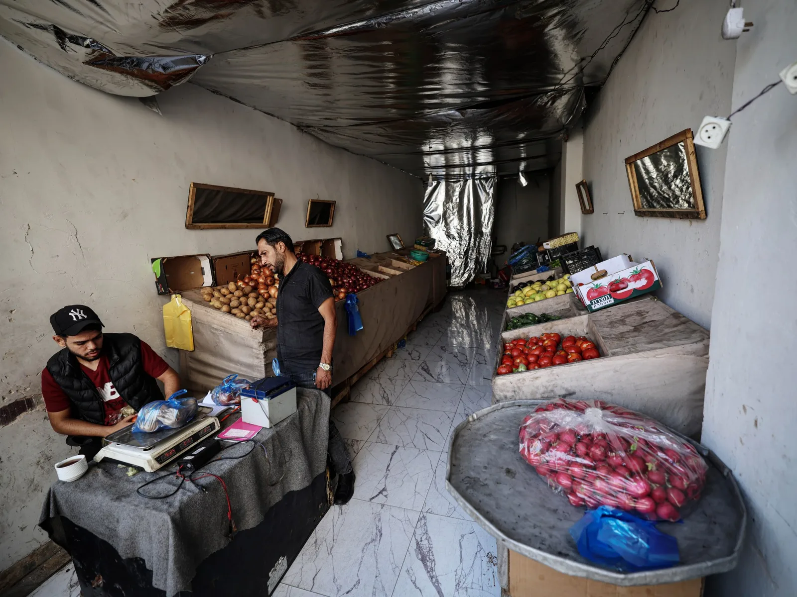 Les familles de Gaza craignent des pénuries alimentaires alors qu'Israël suspend les expéditions commerciales