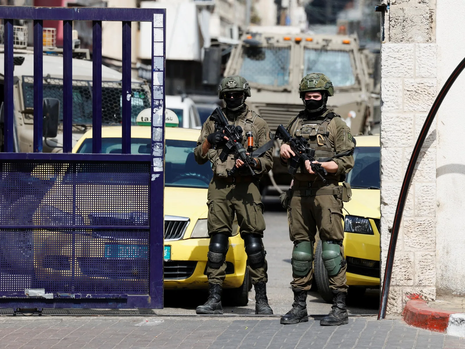 Les forces israéliennes perquisitionnent des ONG palestiniennes et un hôpital en Cisjordanie occupée