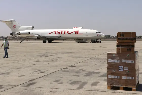 Les Houthis du Yémen attaquent l'aéroport d'Aden ; les forces saoudiennes interceptent un missile près de Riyad