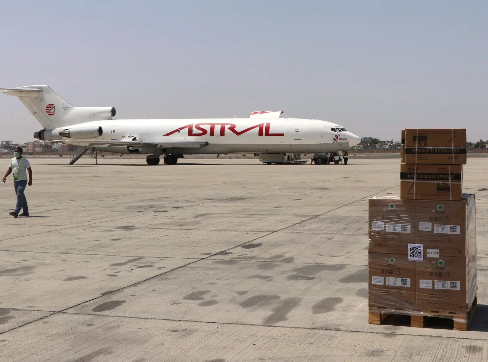 Les Houthis du Yémen attaquent l'aéroport d'Aden ; les forces saoudiennes interceptent un missile près de Riyad