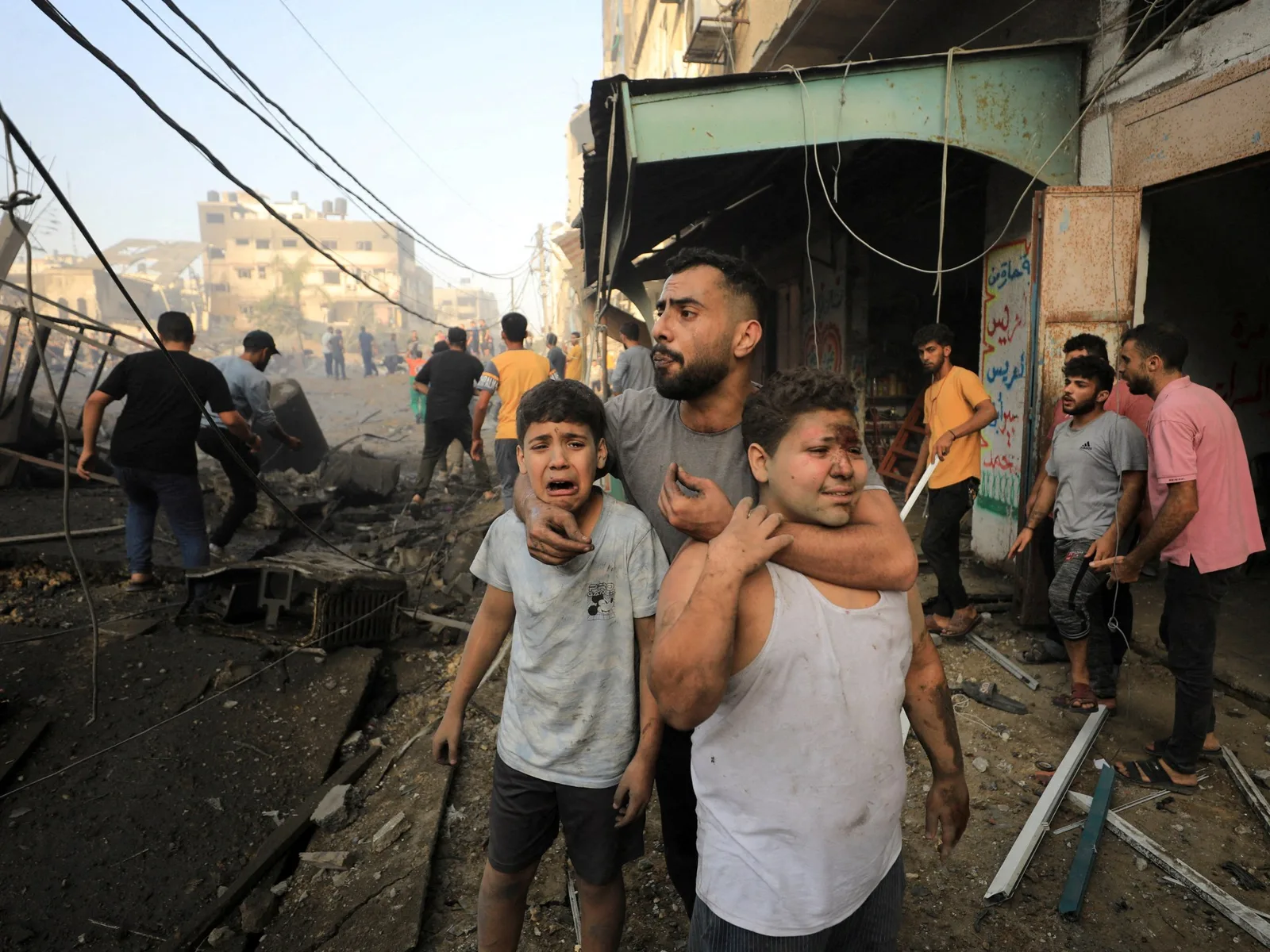 Les Palestiniens vont enterrer les restes de 105 personnes tuées dans une attaque israélienne sur Gaza