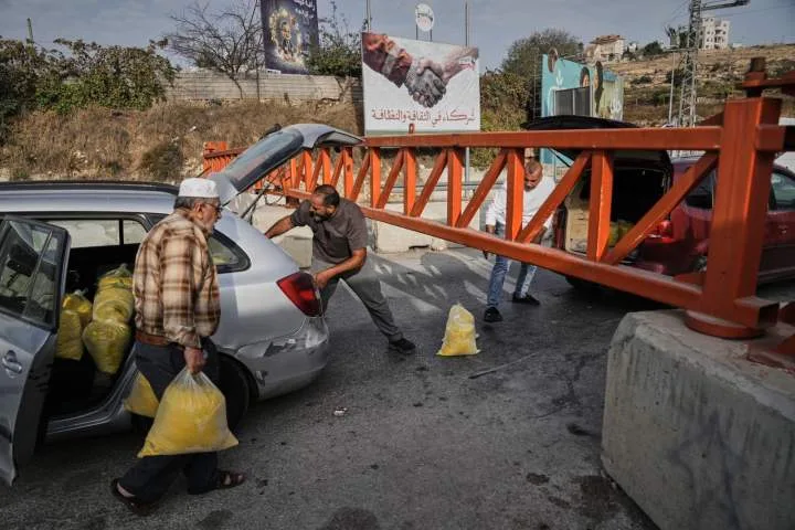 Les responsables palestiniens appellent les gouvernements étrangers à l'aide alors que les Israéliens retournent aux urnes