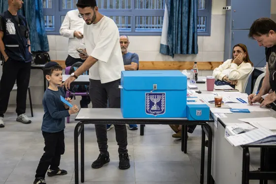 Les sondages de sortie des urnes après les élections israéliennes n'indiquent aucun vainqueur clair