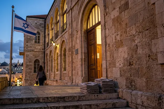 Netanyahou poursuit Haaretz, Ynet et Channel 12 pour diffamation avant le 7 octobre