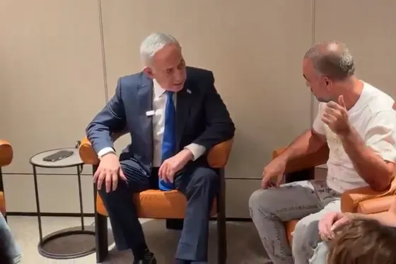 Netanyahou rencontre le passager de Flydubai qui a maîtrisé le pilote lors d'une attaque au couteau