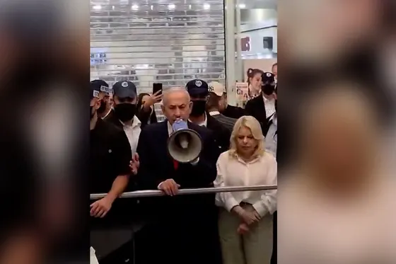 Netanyahu rallie les électeurs du Likoud au mégaphone dans un centre commercial