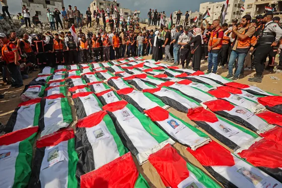 Photos : des Palestiniens pleurent plus de 100 proches lors d'obsèques collectives à Gaza