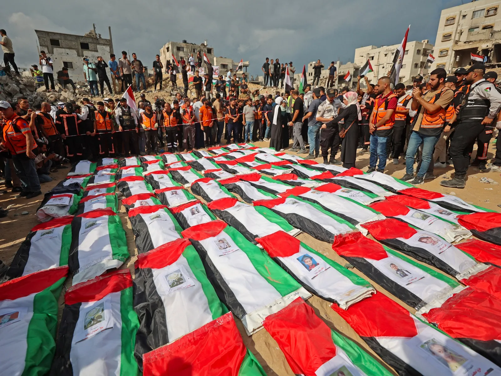 Photos : des Palestiniens pleurent plus de 100 proches lors d'obsèques collectives à Gaza