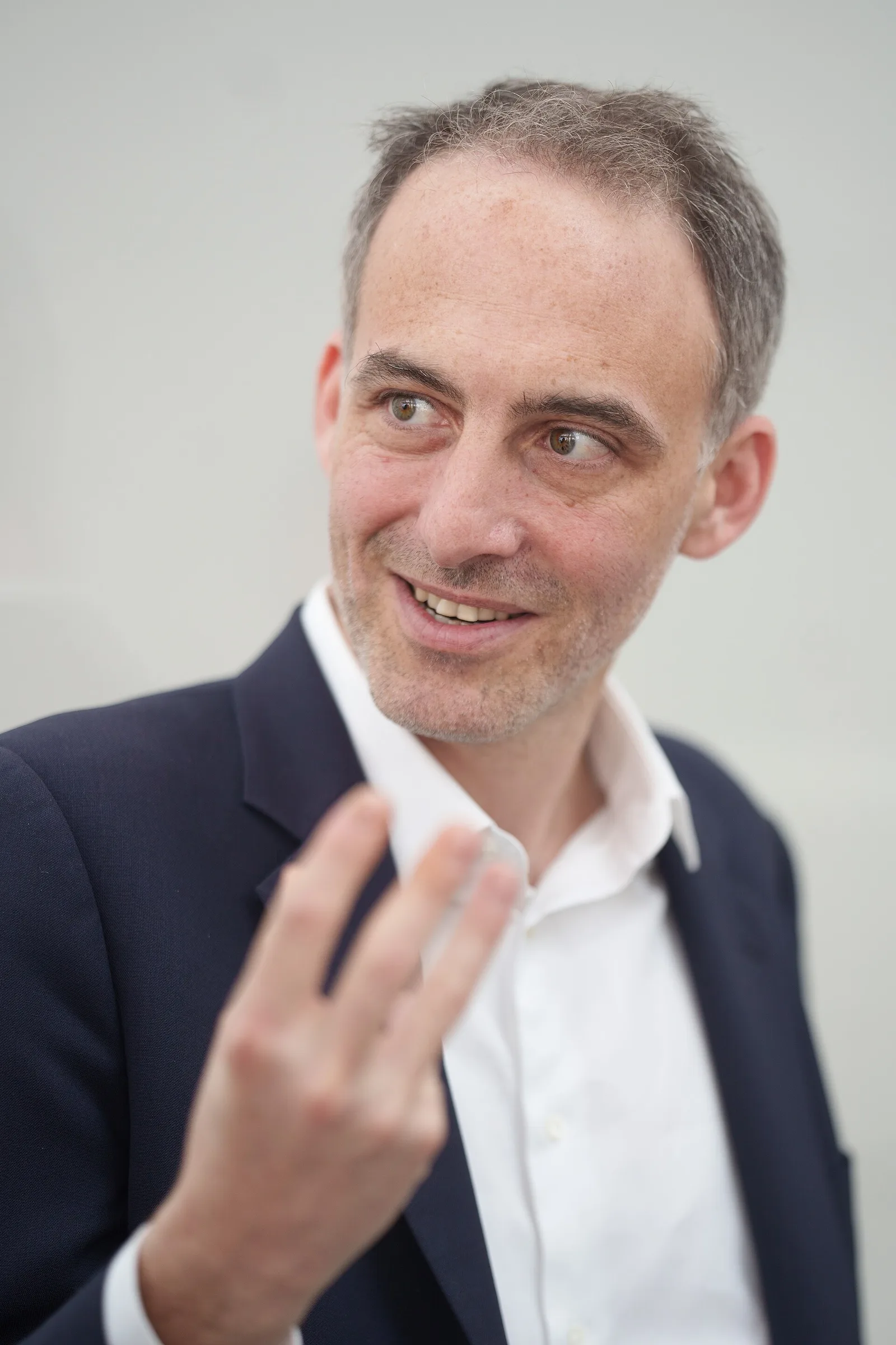 Primaire de la gauche en France : Raphaël Glucksmann l'emporte dès le premier tour avec 66 %