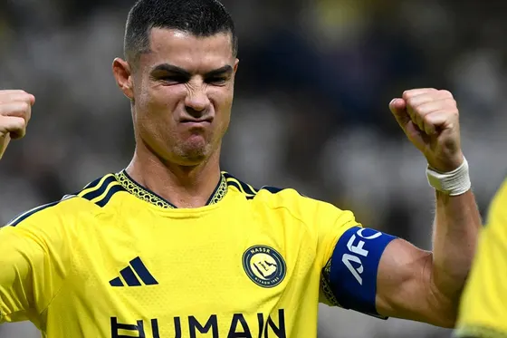 Ronaldo marque, agite une écharpe saoudienne lors de la victoire d'Al-Nassr après un retard sécuritaire