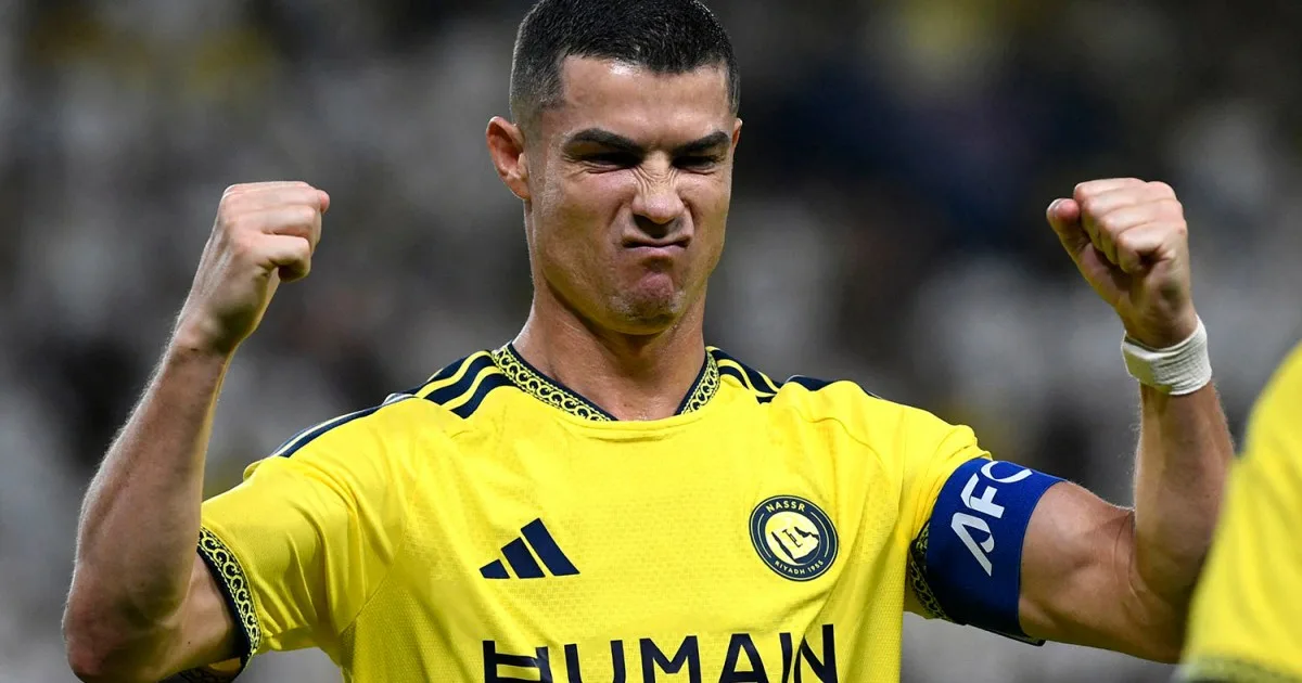 Ronaldo marque, agite une écharpe saoudienne lors de la victoire d'Al-Nassr après un retard sécuritaire