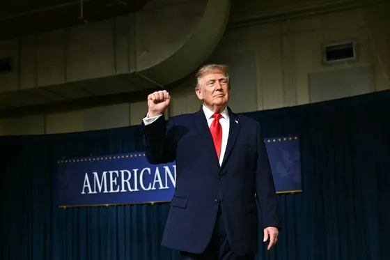 Trump lance une campagne éclair pour les élections de mi-mandat malgré des taux d'approbation au plus bas