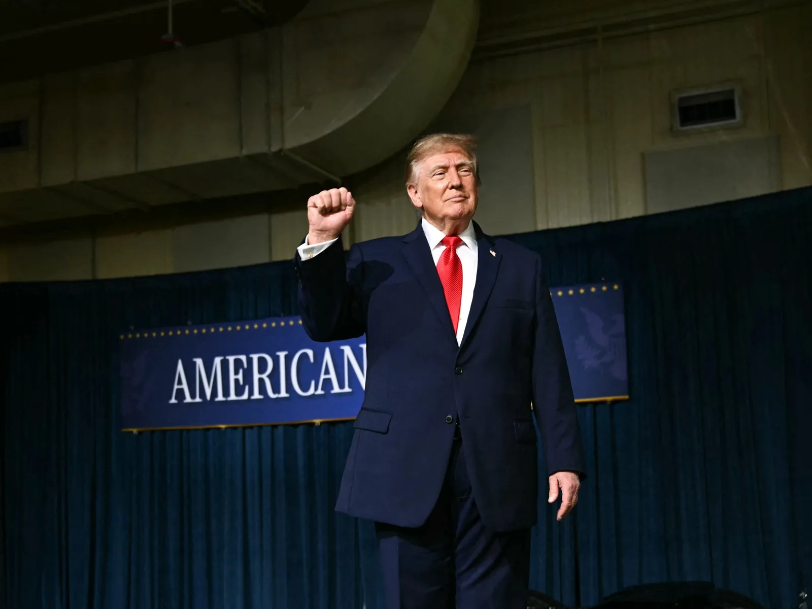 Trump lance une campagne éclair pour les élections de mi-mandat malgré des taux d'approbation au plus bas