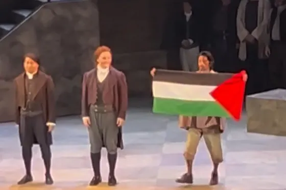 Un chanteur d'opéra canadien remplacé après avoir brandi un drapeau palestinien