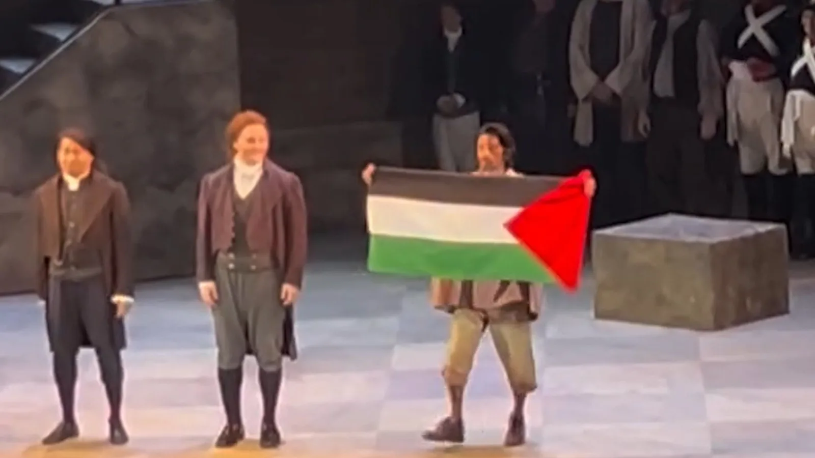 Un chanteur d'opéra canadien remplacé après avoir brandi un drapeau palestinien
