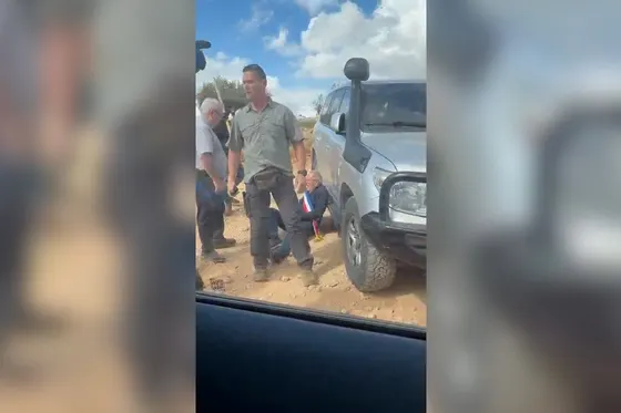 Un maire français attaqué par des colons pendant la récolte des olives en Cisjordanie occupée