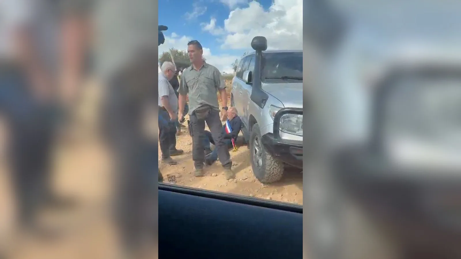 Un maire français attaqué par des colons pendant la récolte des olives en Cisjordanie occupée