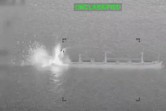 Un navire cargo bombardé par les États-Unis dans le golfe d’Oman pour avoir tenté de briser le blocus iranien