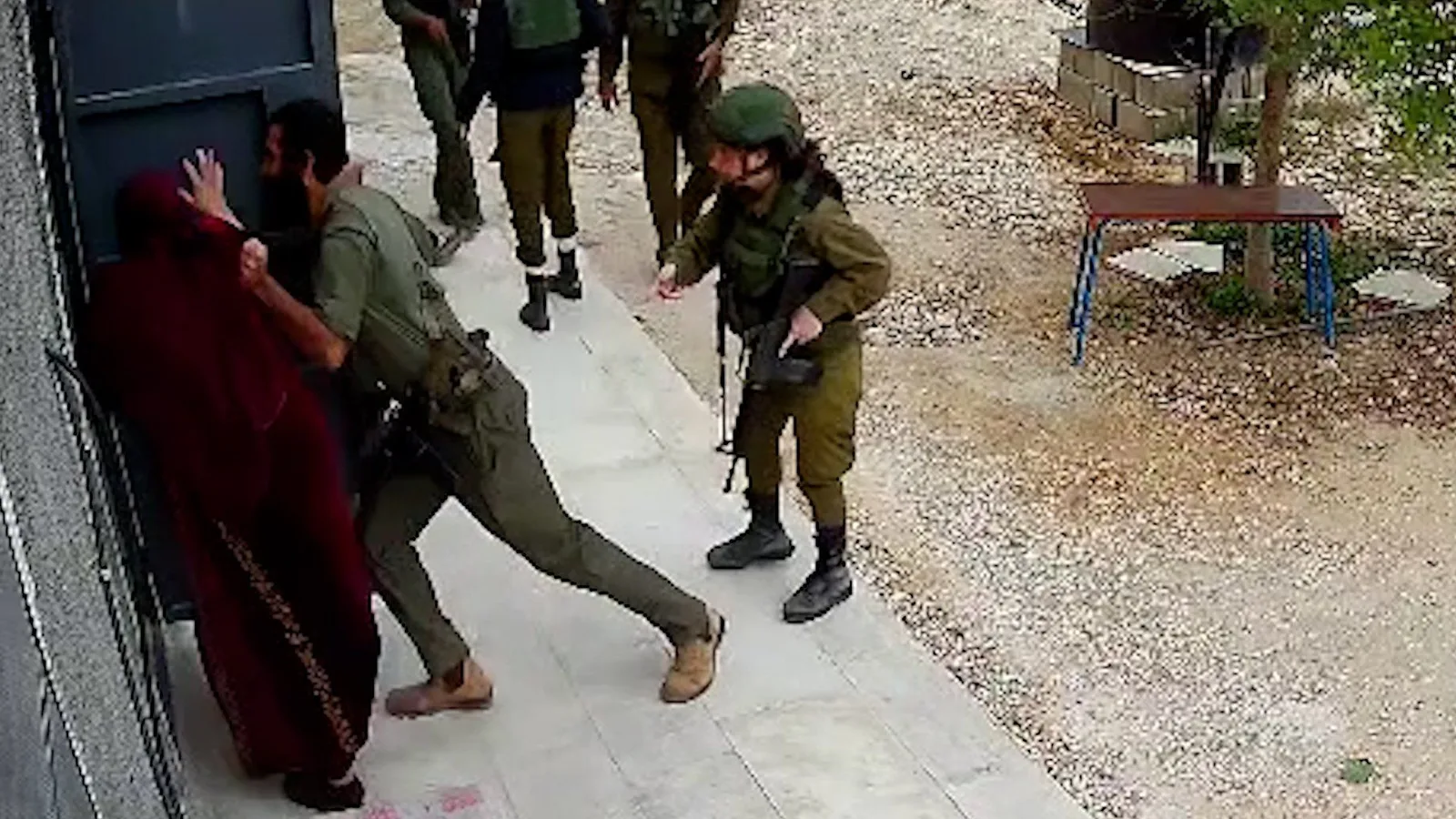 Un soldat israélien agresse une Palestinienne en Cisjordanie occupée