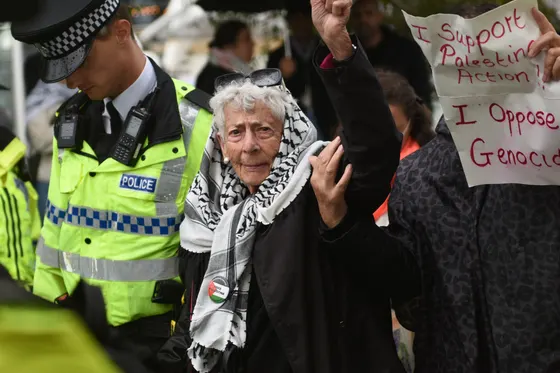 Une avocate juive des droits humains, 94 ans, arrêtée pour son soutien à Palestine Action