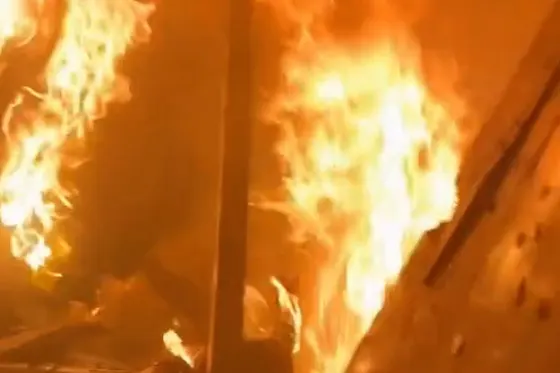 Une fille sauvée d'un appartement en flammes après une attaque israélienne sur Gaza