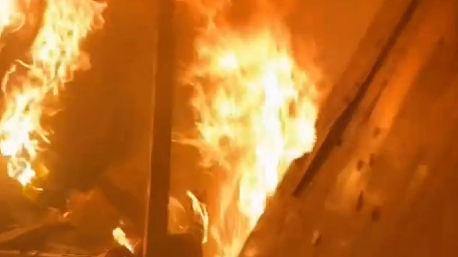 Une fille sauvée d'un appartement en flammes après une attaque israélienne sur Gaza