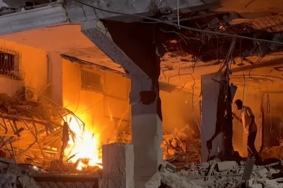 Une frappe aérienne israélienne sur un appartement à Gaza fait au moins cinq morts