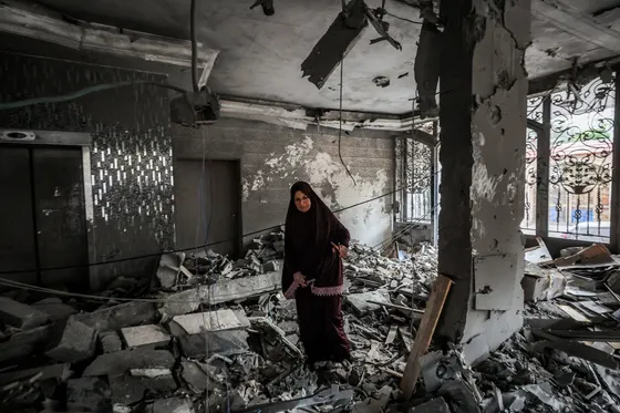 Une frappe aérienne israélienne sur un appartement résidentiel à Gaza tue 5 Palestiniens