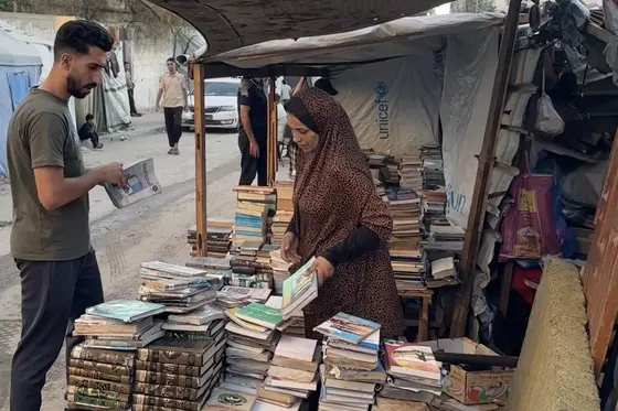 Une Gazaouie sauve des livres des décombres pour maintenir l’éducation en vie