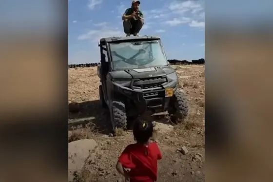 Une petite fille qui tient tête aux colons !