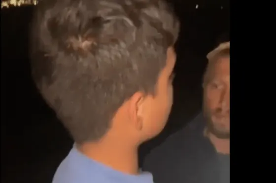 Une vidéo montre un colon israélien agressant un enfant palestinien