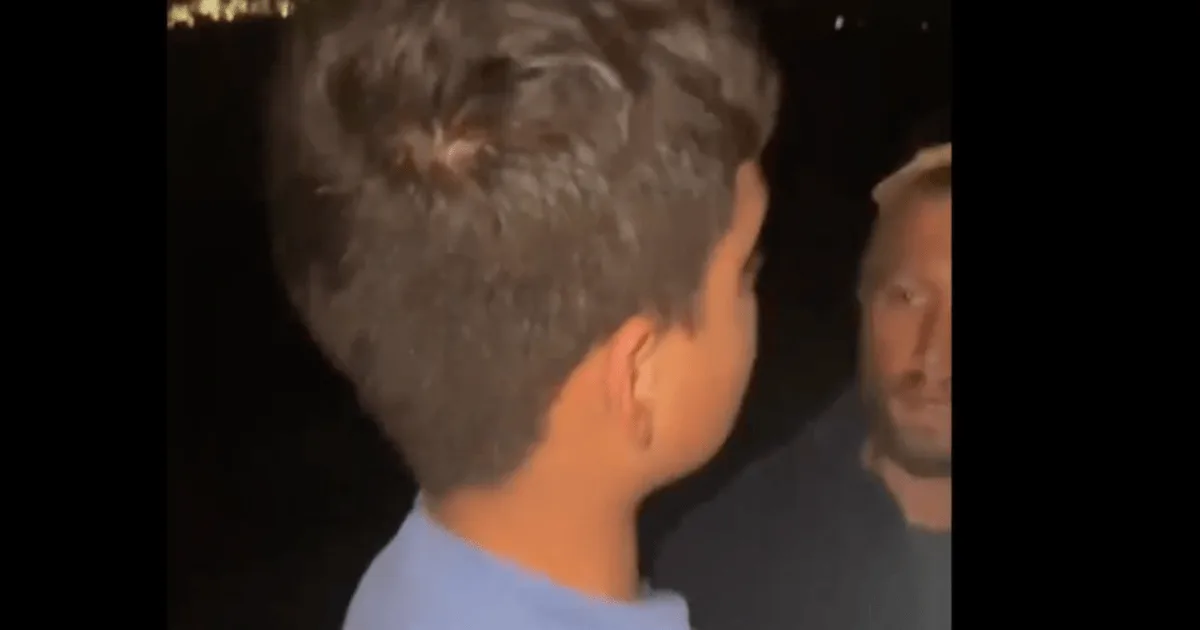 Une vidéo montre un colon israélien agressant un enfant palestinien