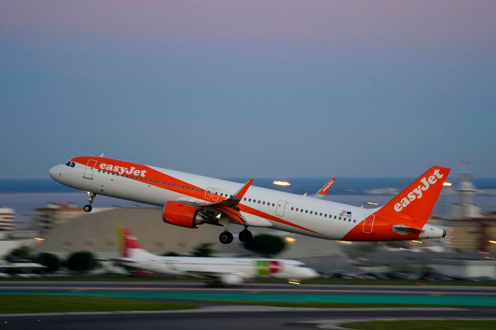 Un Airbus A321 d'easyJet décolle de l'aéroport de Lisbonne,