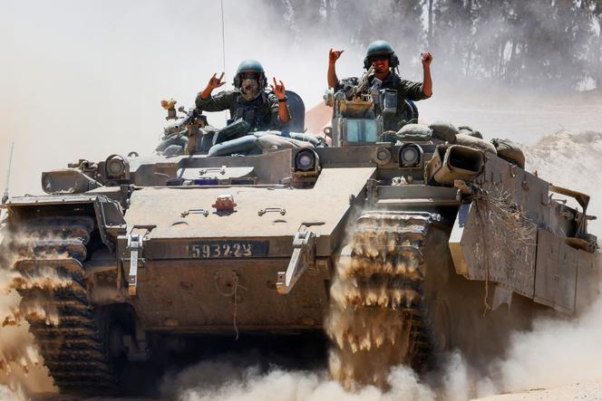 Des soldats israéliens dans un char, à la frontière d’Israël avec la bande de Gaza, le 20 mai 2025.