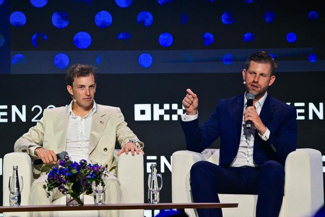 Eric Trump, à droite, et Zach Witkoff, à gauche, lors d’une conférence sur les cryptomonnaies, à Dubaï, aux Émirats arabes unis, le 1er mai 2025.