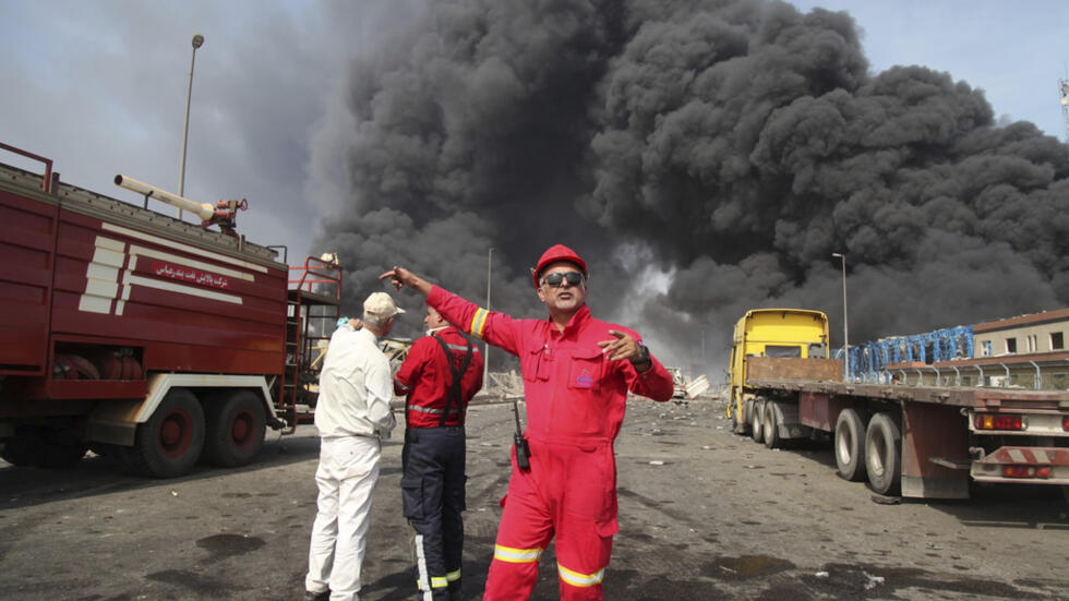 Des pompiers non loin des lieux de l'incendie qui a touché le port voisin de la ville de Bandar Abbas, au sud de l'Iran, samedi 26 avril 2025.