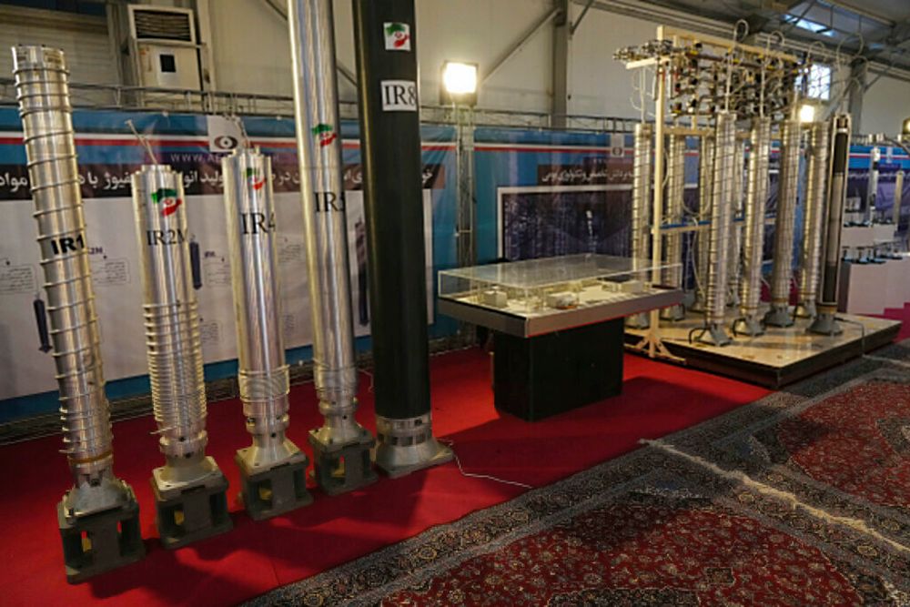 Des centrifugeuses fabriquées en Iran sont présentées lors d'une exposition sur les réalisations nucléaires du pays, à Téhéran (Iran), le mercredi 8 février 2023