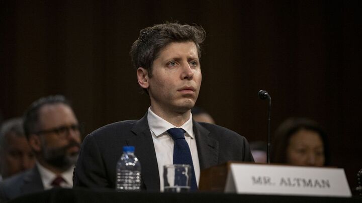 Le PDG d’OpenAI, Sam Altman, témoigne lors d’une audition de la commission sénatoriale du Commerce, des Sciences et des Transports intitulée «Gagner la course à l'IA : renforcer les capacités des États-Unis en matière de calcul et d'innovation», à Washington, le jeudi 8 mai 2025. | Celal Gunes / ANADOLU / Anadolu via AFP