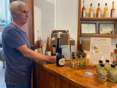 Shmuel est le vigneron du kibboutz : Neot Smadar est également connu pour son porto et ses spiritueux (photo : KHC)