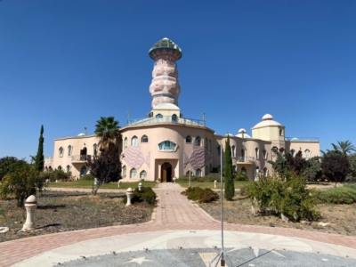  Le centre des arts de Neot Smadar où se trouvent les ateliers et une galerie avec une boutique              (photo :  KHC)